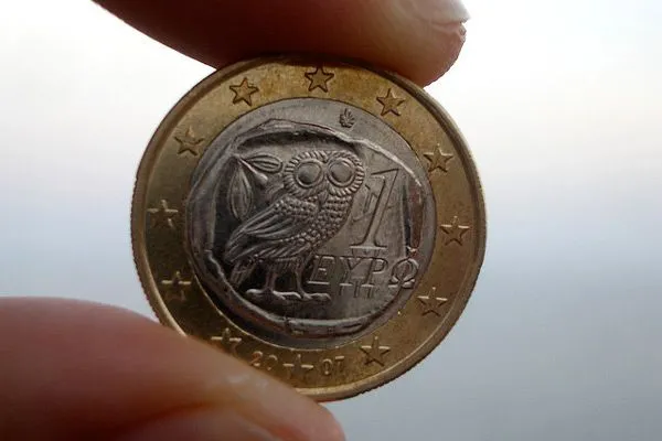 Grecja | Grecka moneta o nominale 1 euro ma na awersie wizerunek sowy. Ptak ten symbolizuje mądrość Ateny a w starożytności widniał także na tetradrachmie ateńskiej z ok. 490 r. p.n.e.