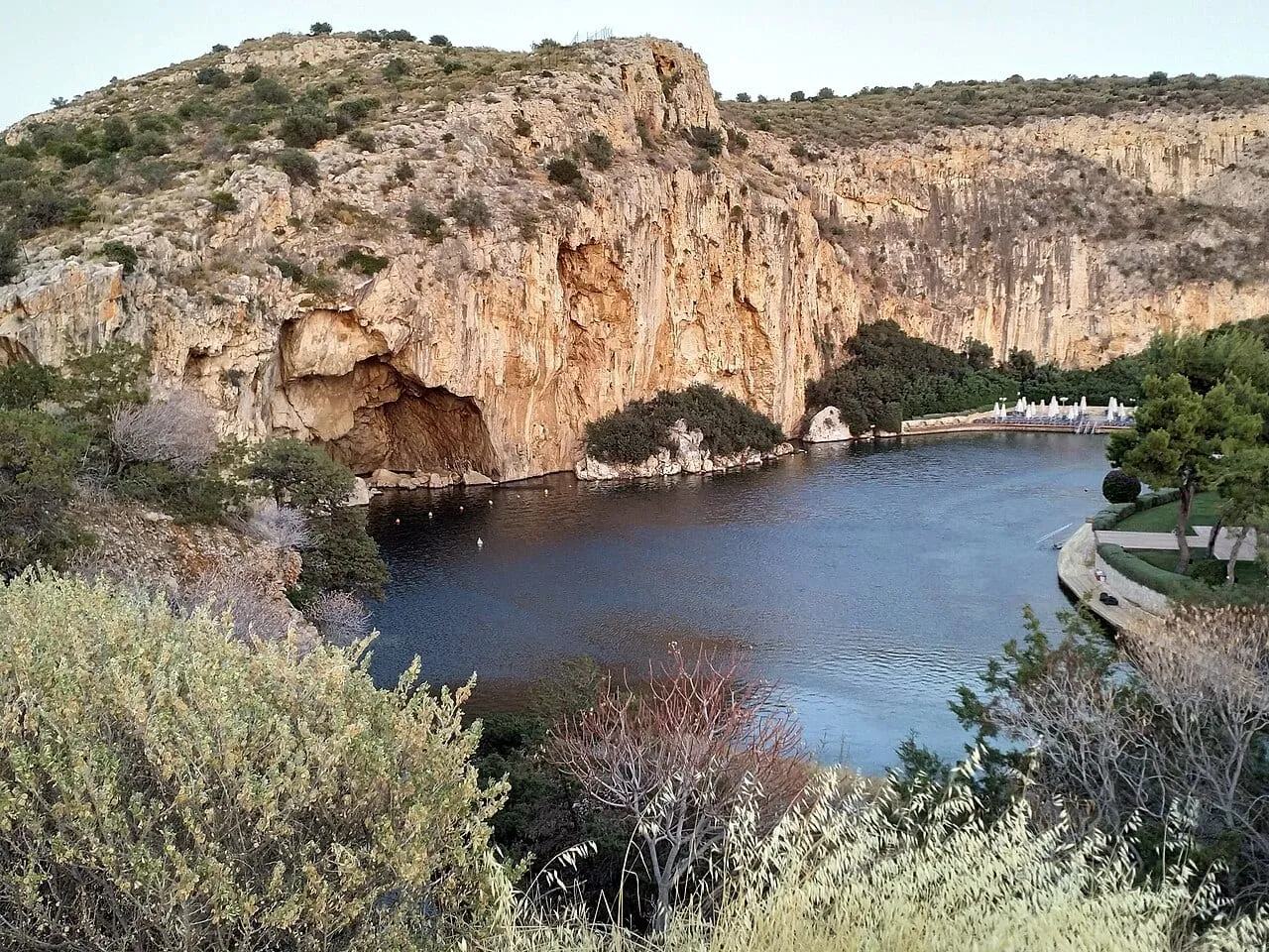 Skalne brzegi i turkusowa woda jeziora Vouliagmeni