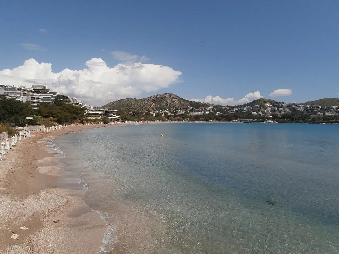 Widok na wybrzeże i zatokę w Vouliagmeni na Riwierze Ateńskiej