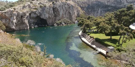 Jezioro Vouliagmeni pod Atenami, w którego okolicach biją gorące źródła