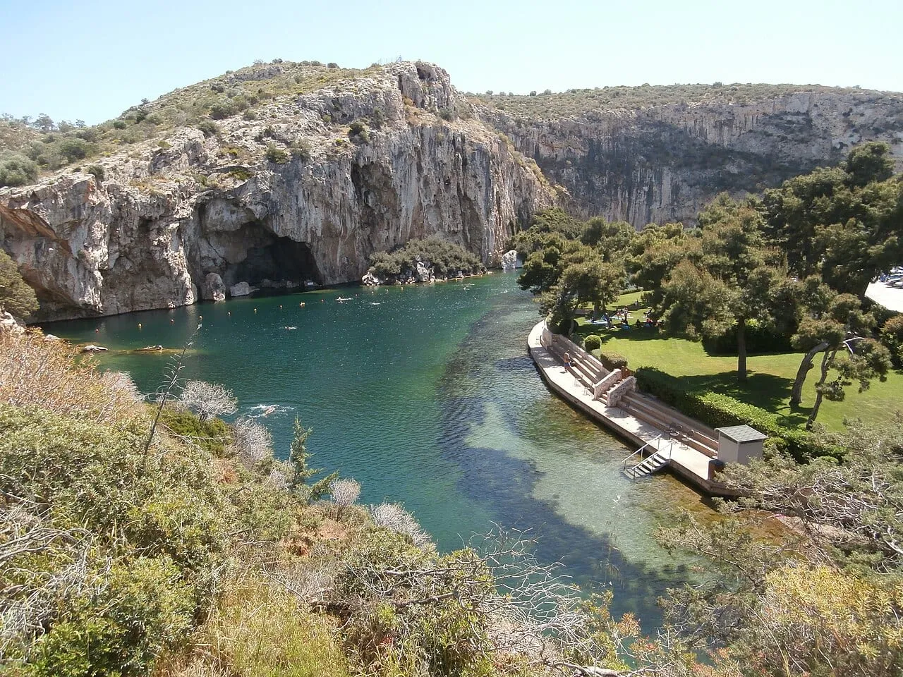 Jezioro Vouliagmeni pod Atenami, w którego okolicach biją gorące źródła