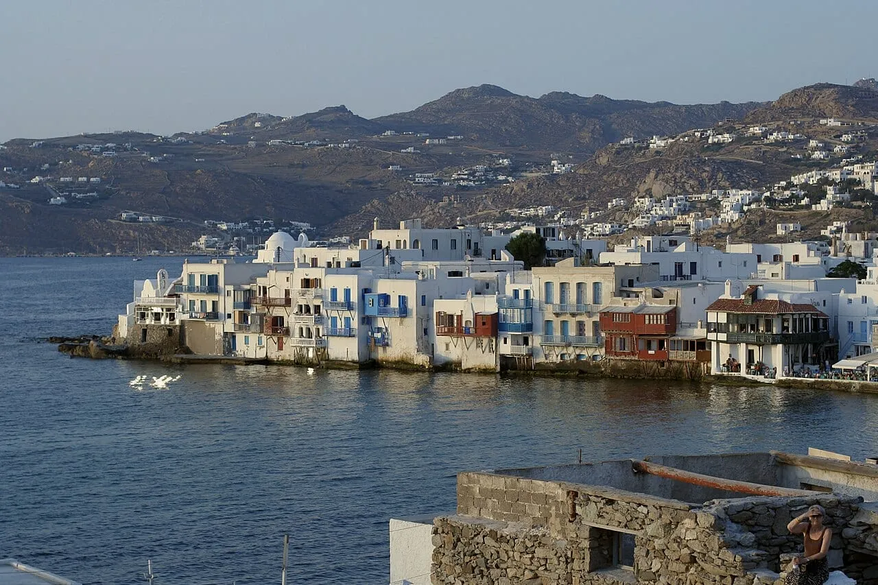 Kolorowe domy nad wodą w dzielnicy Mała Wenecja na Mykonos
