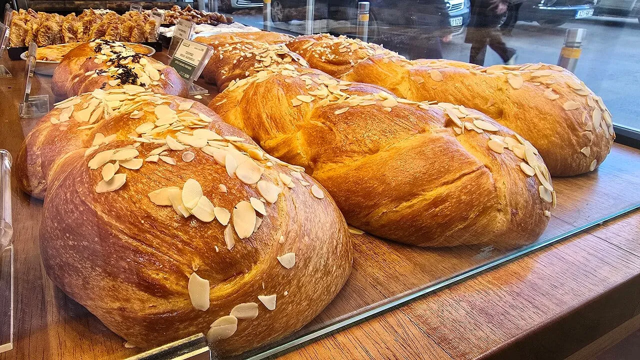 Wielkanocne drożdżowe ciasto tsoureki w piekarni w Atenach