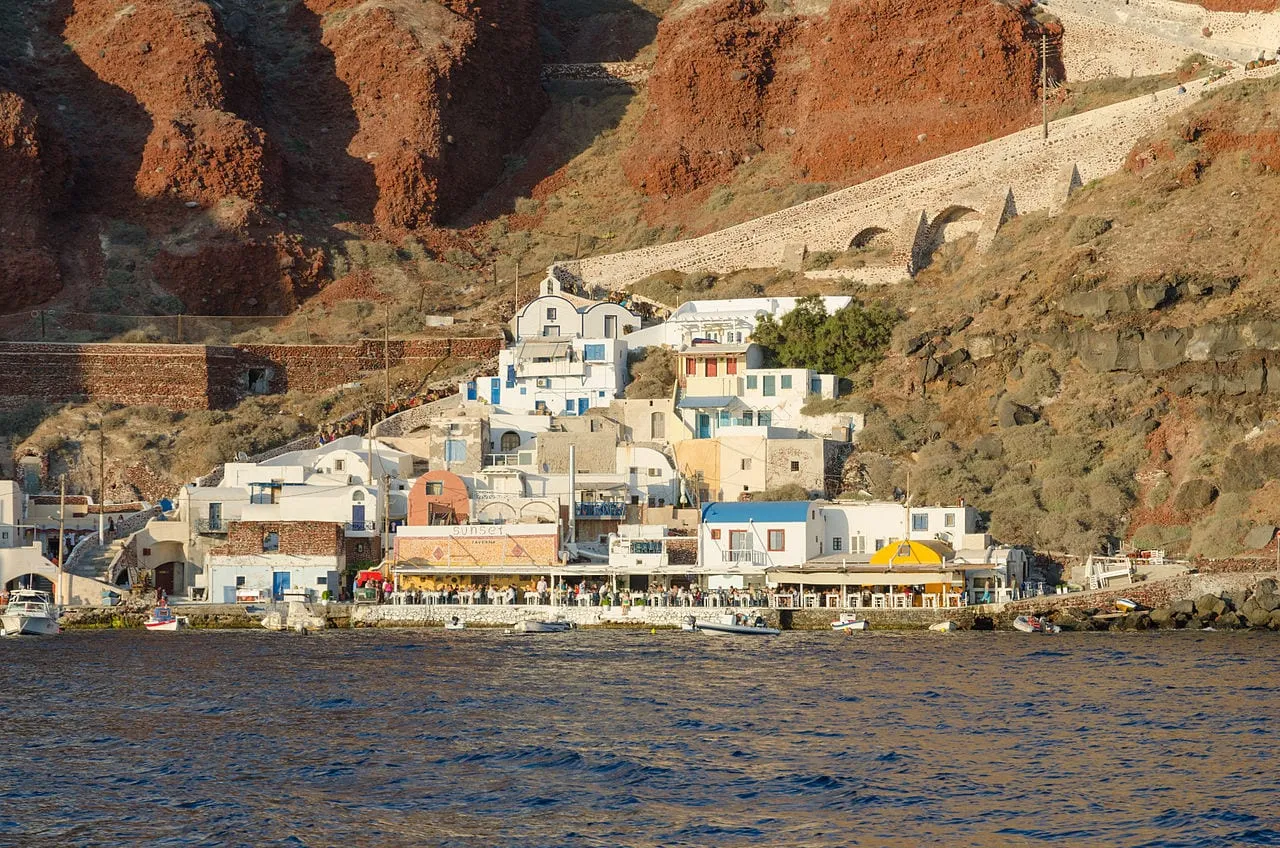 Port Ammoudi pod klifami Oia na Santorini