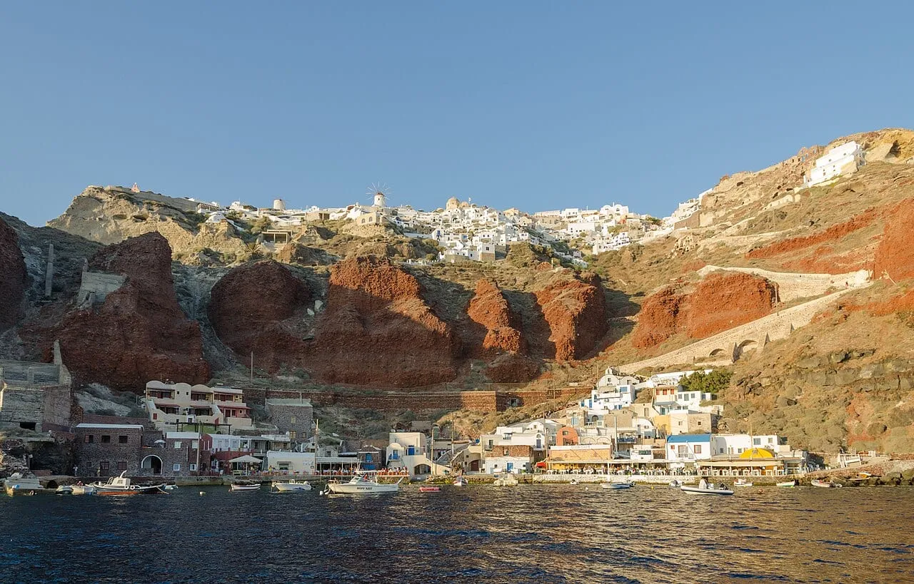 Oia na Santorini widziana z kaldery