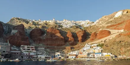 Oia na Santorini widziana z kaldery