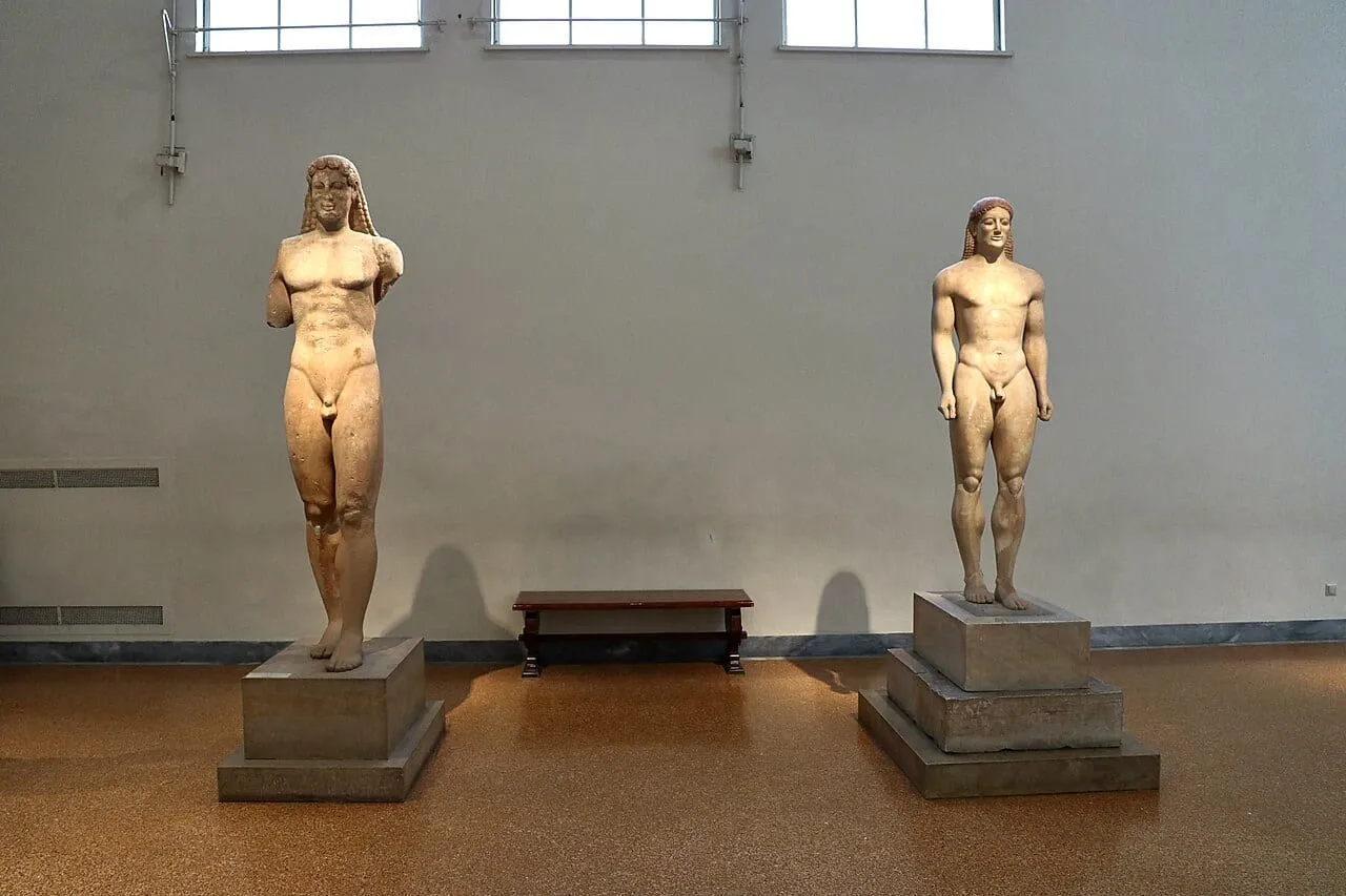 Dwa posągi kurosów z VI wieku p.n.e. w Narodowym Muzeum Archeologicznym w Atenach