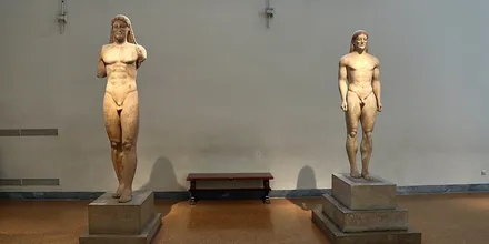 Dwa posągi kurosów z VI wieku p.n.e. w Narodowym Muzeum Archeologicznym w Atenach