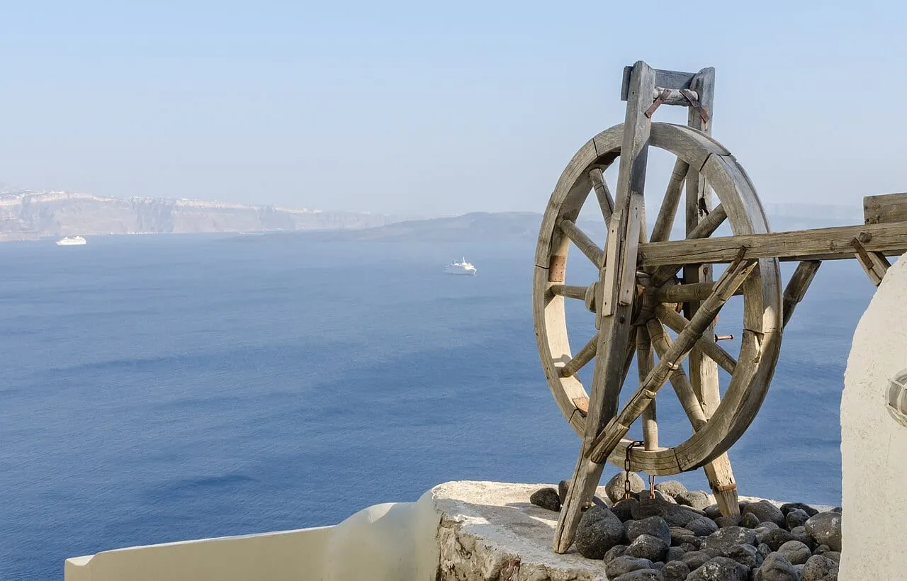 Widok na kalderę Santorini z tarasu w Oia