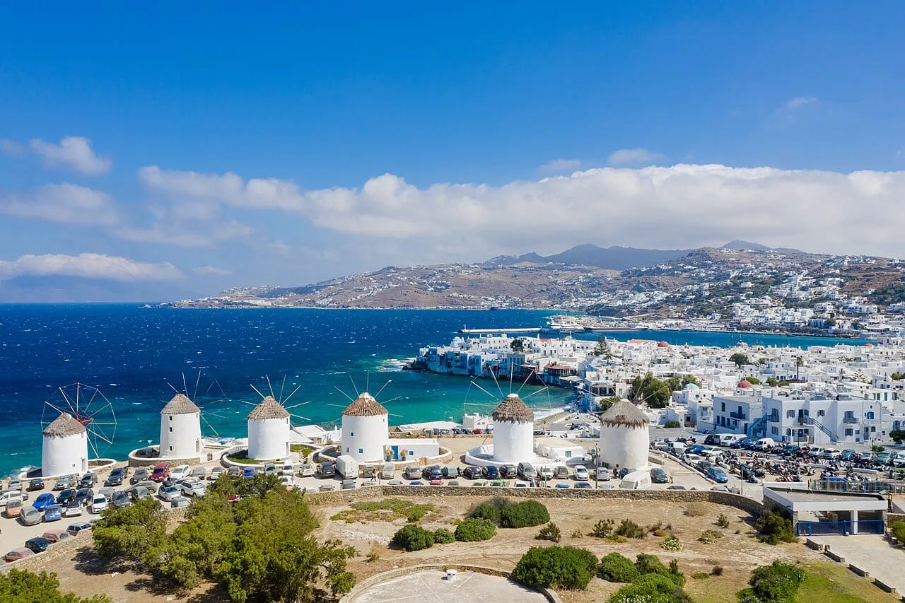 Wiatraki i zabudowa Małej Wenecji na Mykonos widziane z południa