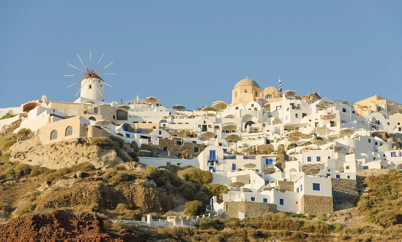 Oia na Santorini widziana z łodzi na kalderze