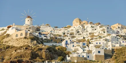 Oia na Santorini widziana z łodzi na kalderze
