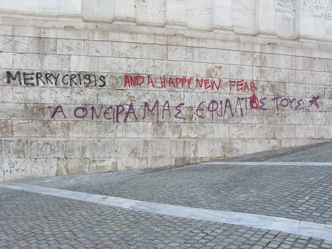 Napis "Merry Crisis and a Happy New Fear" na murze w Atenach, symbol greckiego kryzysu