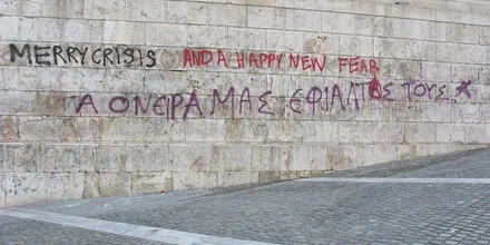 Napis "Merry Crisis and a Happy New Fear" na murze w Atenach, symbol greckiego kryzysu