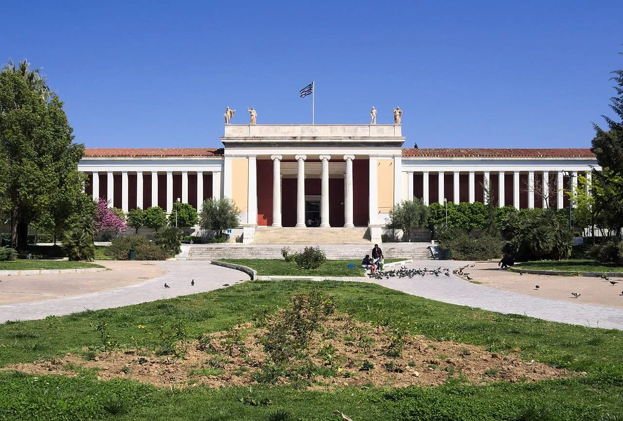 Neoklasyczna fasada Narodowego Muzeum Archeologicznego w Atenach