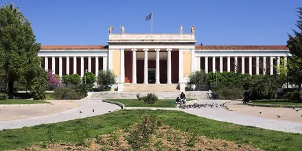 Neoklasyczna fasada Narodowego Muzeum Archeologicznego w Atenach