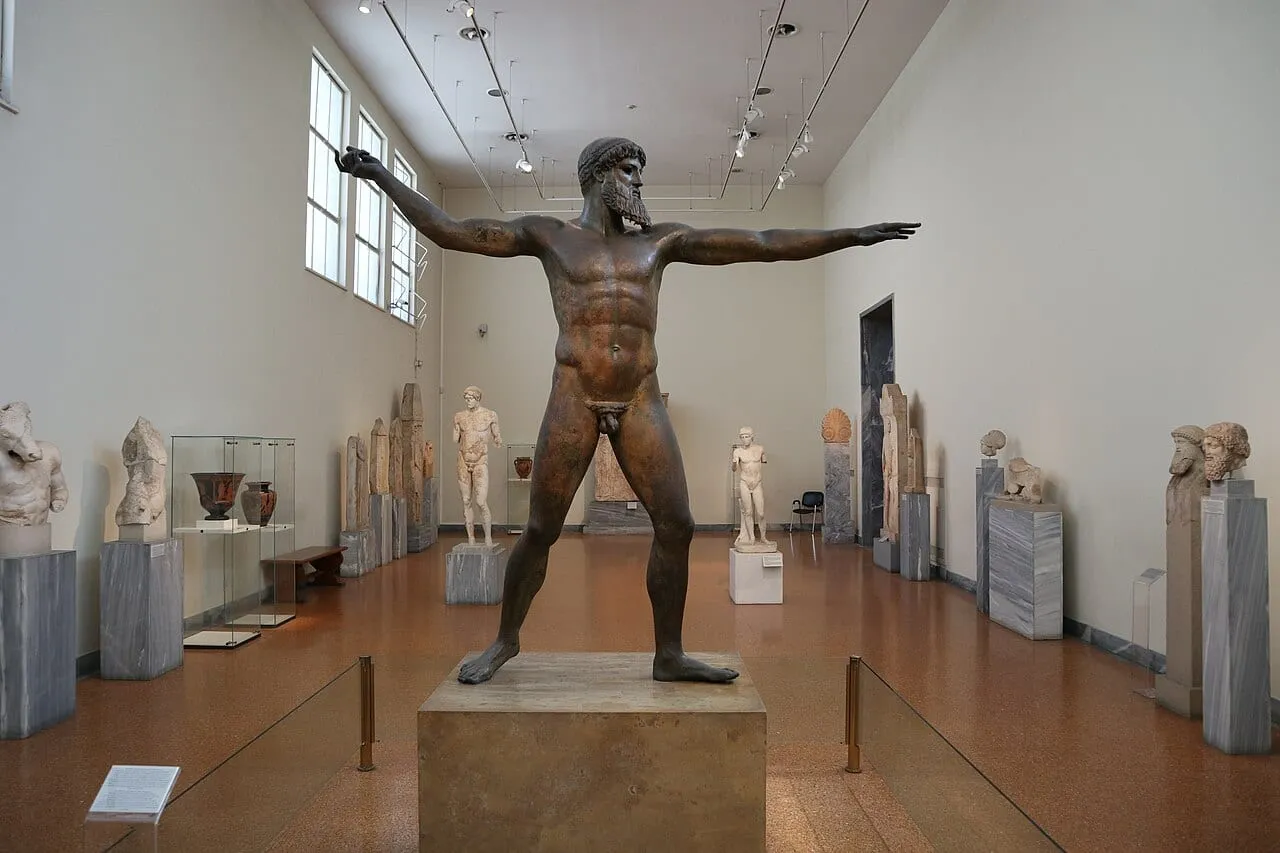 Brązowa statua Zeusa lub Posejdona z przylądka Artemision w Muzeum Archeologicznym w Atenach