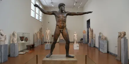 Brązowa statua Zeusa lub Posejdona z przylądka Artemision w Muzeum Archeologicznym w Atenach