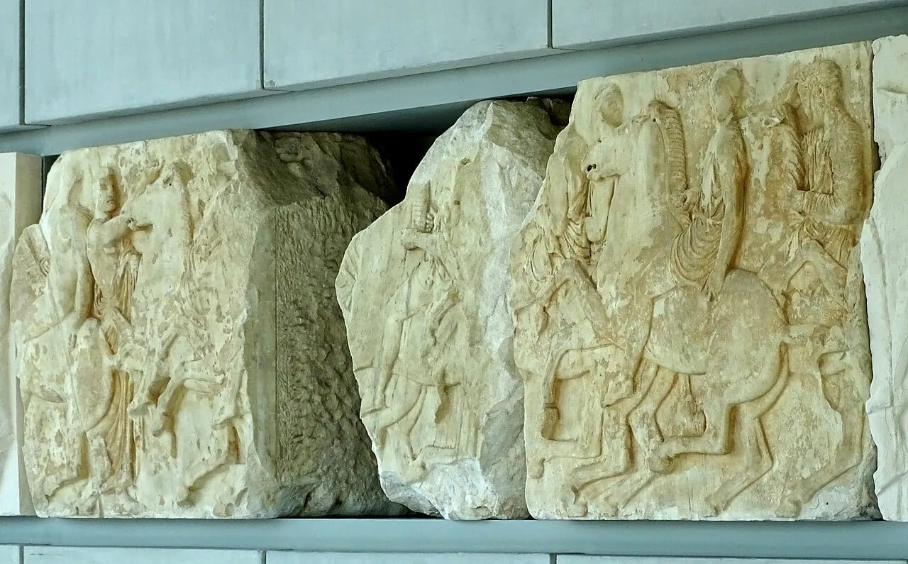Fragment fryzu Partenonu w sali na najwyższym piętrze Muzeum Akropolu