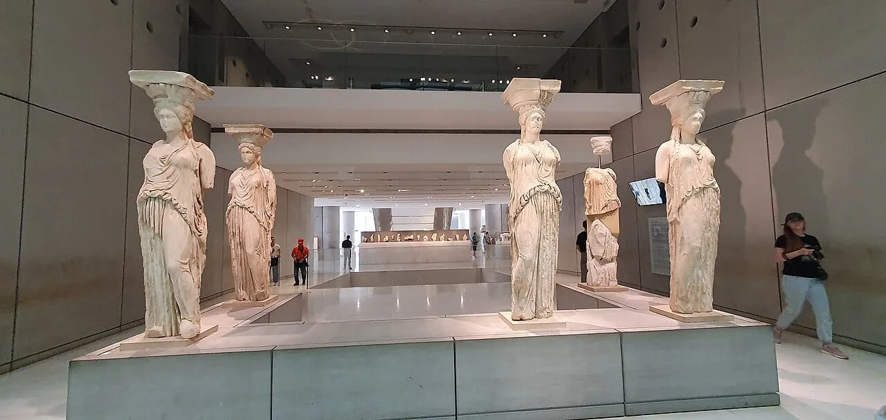 Oryginalne kariatydy z Erechtejonu w Muzeum Akropolu