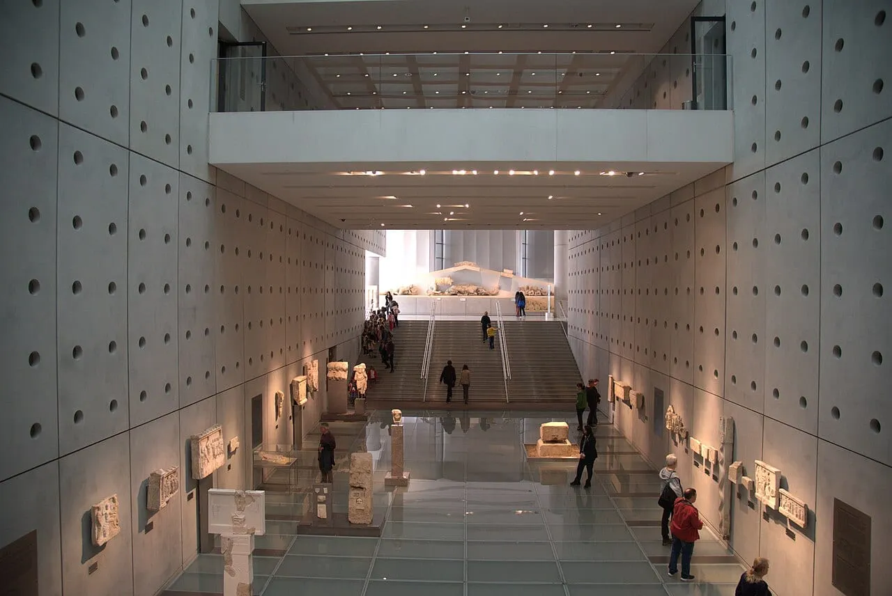 Główna sala wystawowa Muzeum Akropolu ze szklaną podłogą i schodami do galerii Partenonu