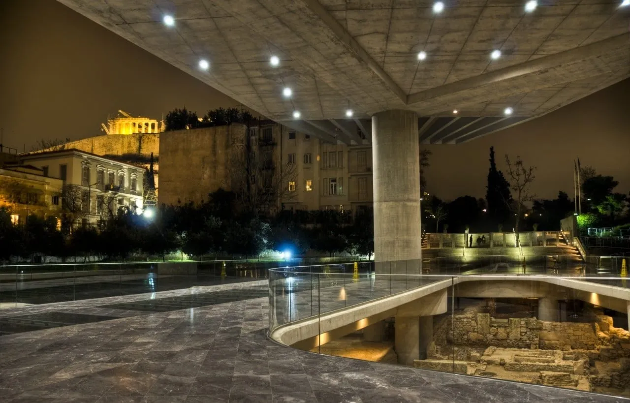 Nocny widok na nowoczesny gmach Muzeum Akropolu z Partenonem w tle
