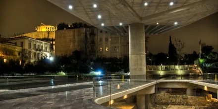 Nocny widok na nowoczesny gmach Muzeum Akropolu z Partenonem w tle