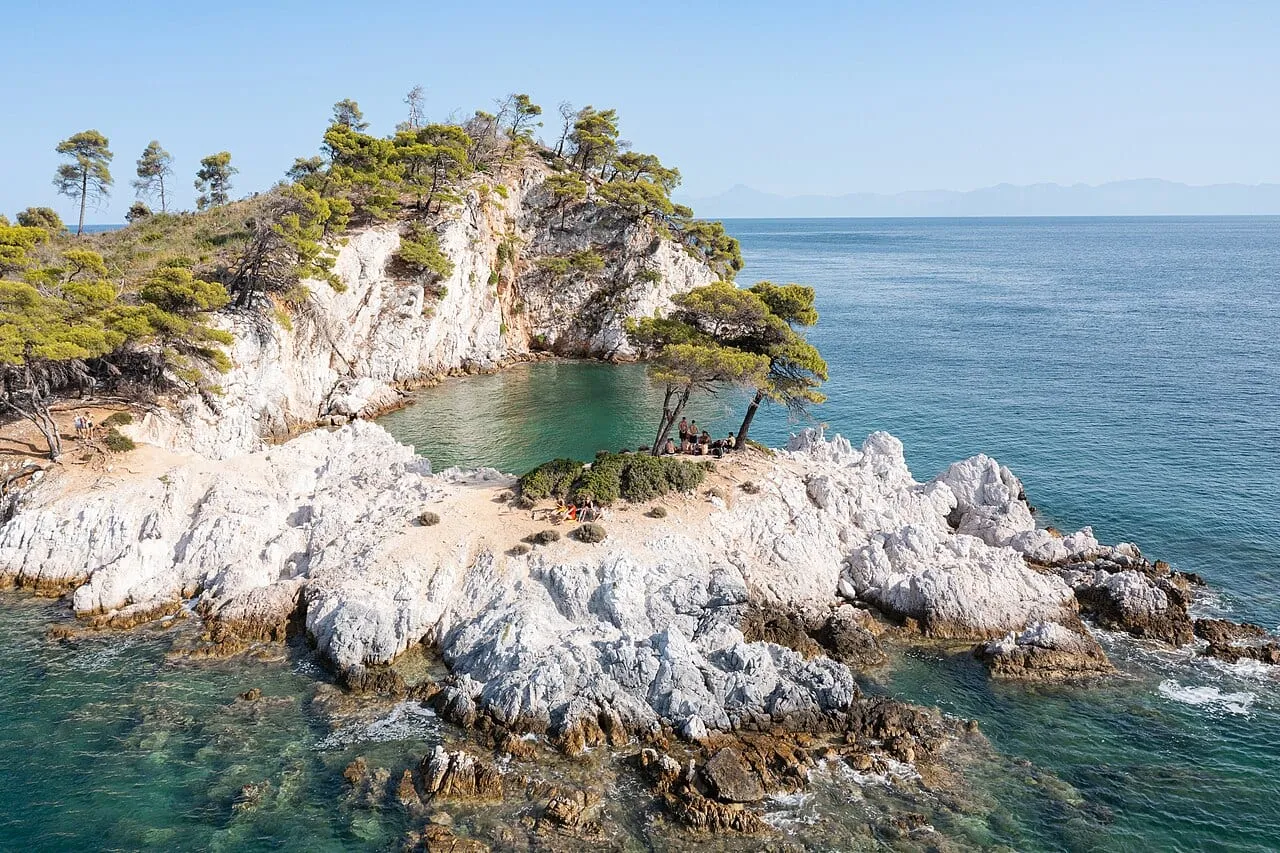 Skalisty cypel z sosnami na Skopelos, plener filmu Mamma Mia