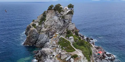 Kapliczka Agios Ioannis na skale na Skopelos, znana z filmu Mamma Mia