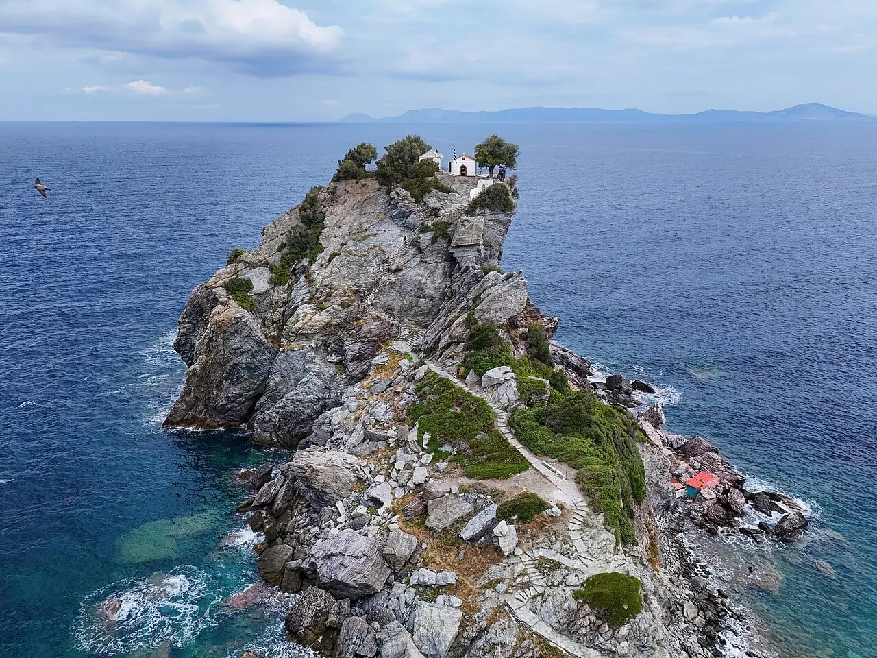 Kapliczka Agios Ioannis na skale na Skopelos, znana z filmu Mamma Mia