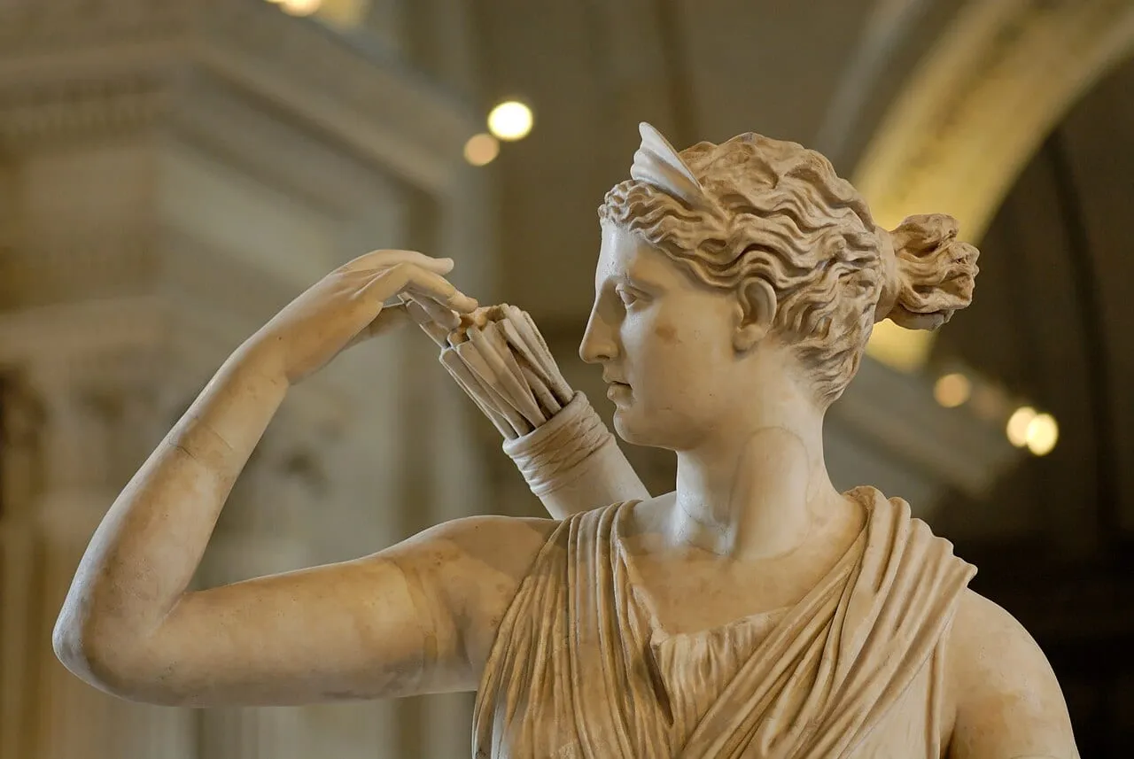 Artemida z łanią, tzw. Diana z Wersalu, rzeźba w Luwrze