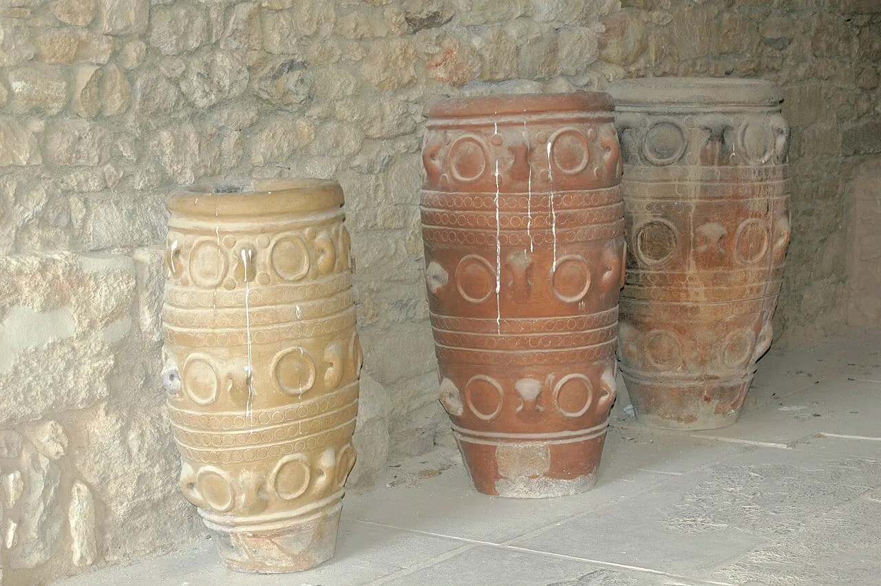 Wielkie gliniane pitosy do przechowywania żywności w Knossos