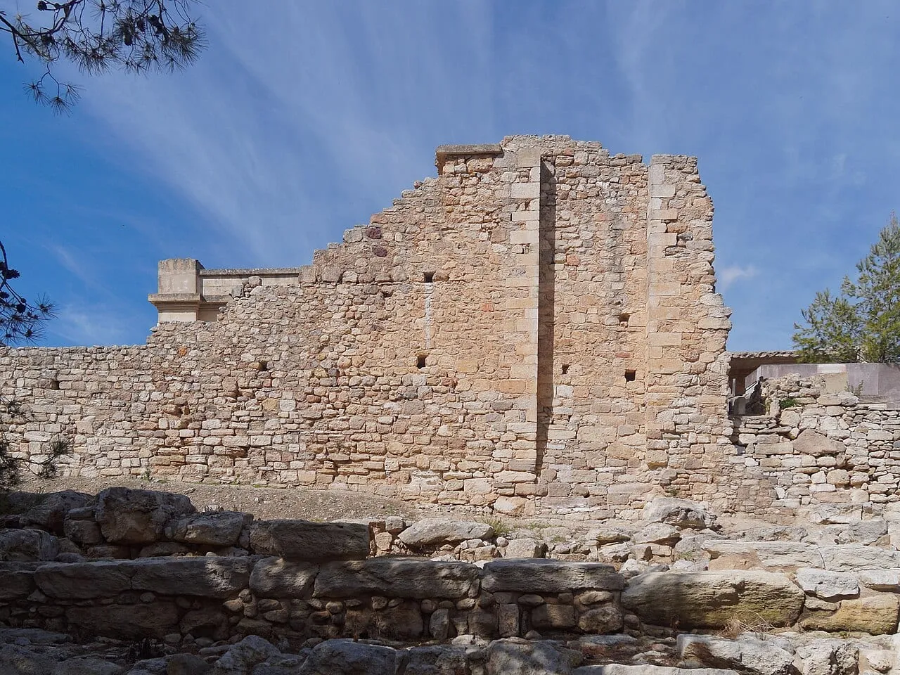 Wschodnia część rekonstruowanego pałacu w Knossos