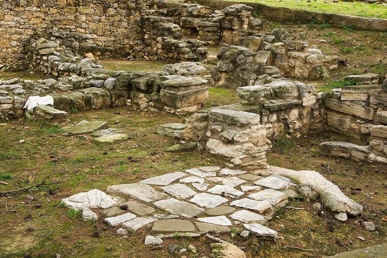 Odsłonięte mury i posadzki minojskiego pałacu w Knossos na Krecie