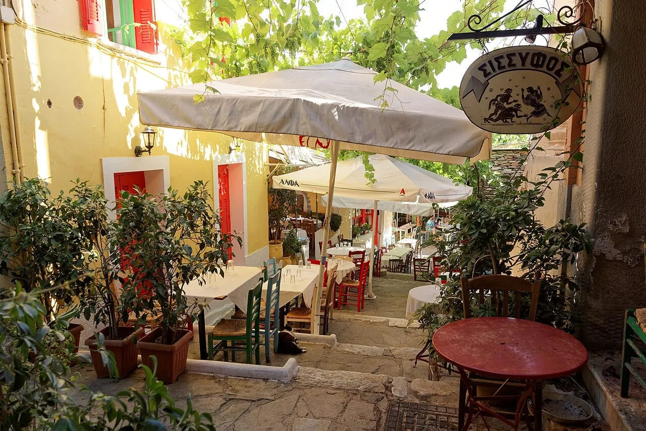 Restauracje przy ulicy Mnisikleous w dzielnicy Plaka w Atenach