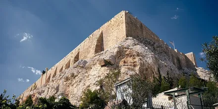 Uliczka Thrasyllou w dzielnicy Plaka z widokiem na Akropol