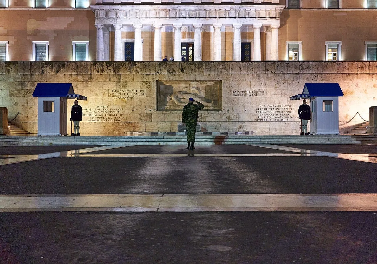 Grób Nieznanego Żołnierza na placu Syntagma przed budynkiem parlamentu