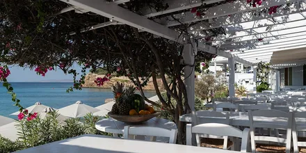 Taras greckiej kawiarni na Mykonos, gdzie podaje się mrożoną kawę frappe