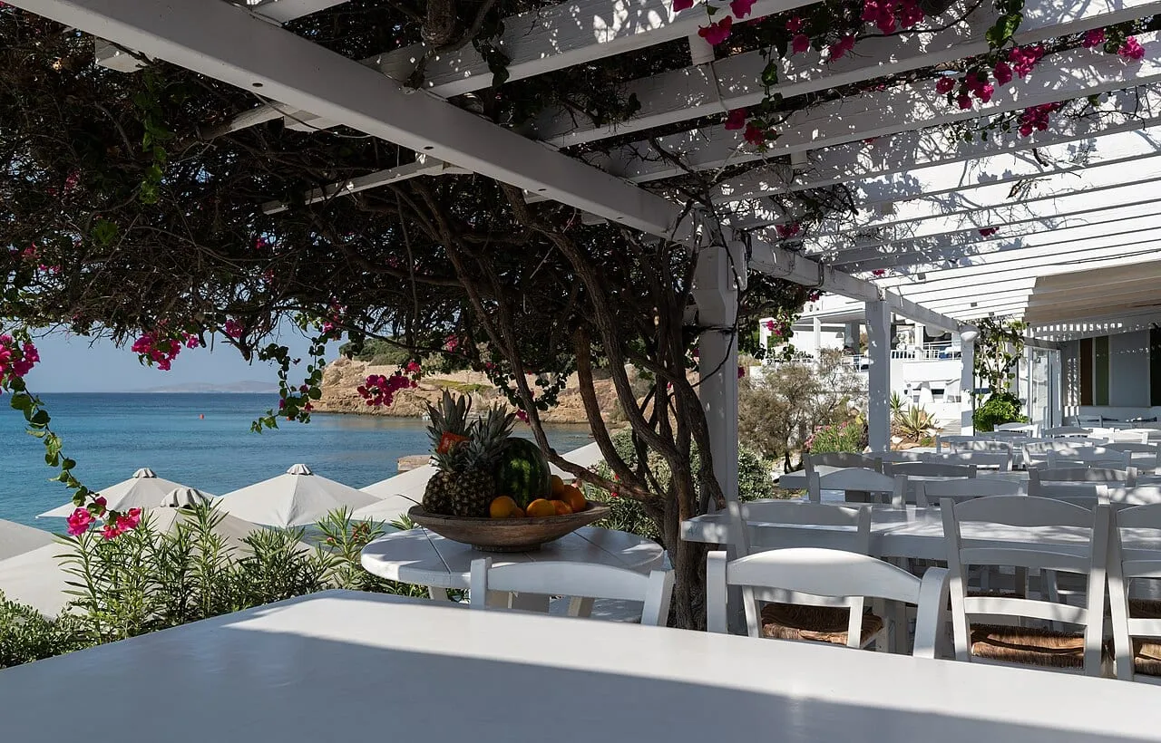 Taras greckiej kawiarni na Mykonos, gdzie podaje się mrożoną kawę frappe