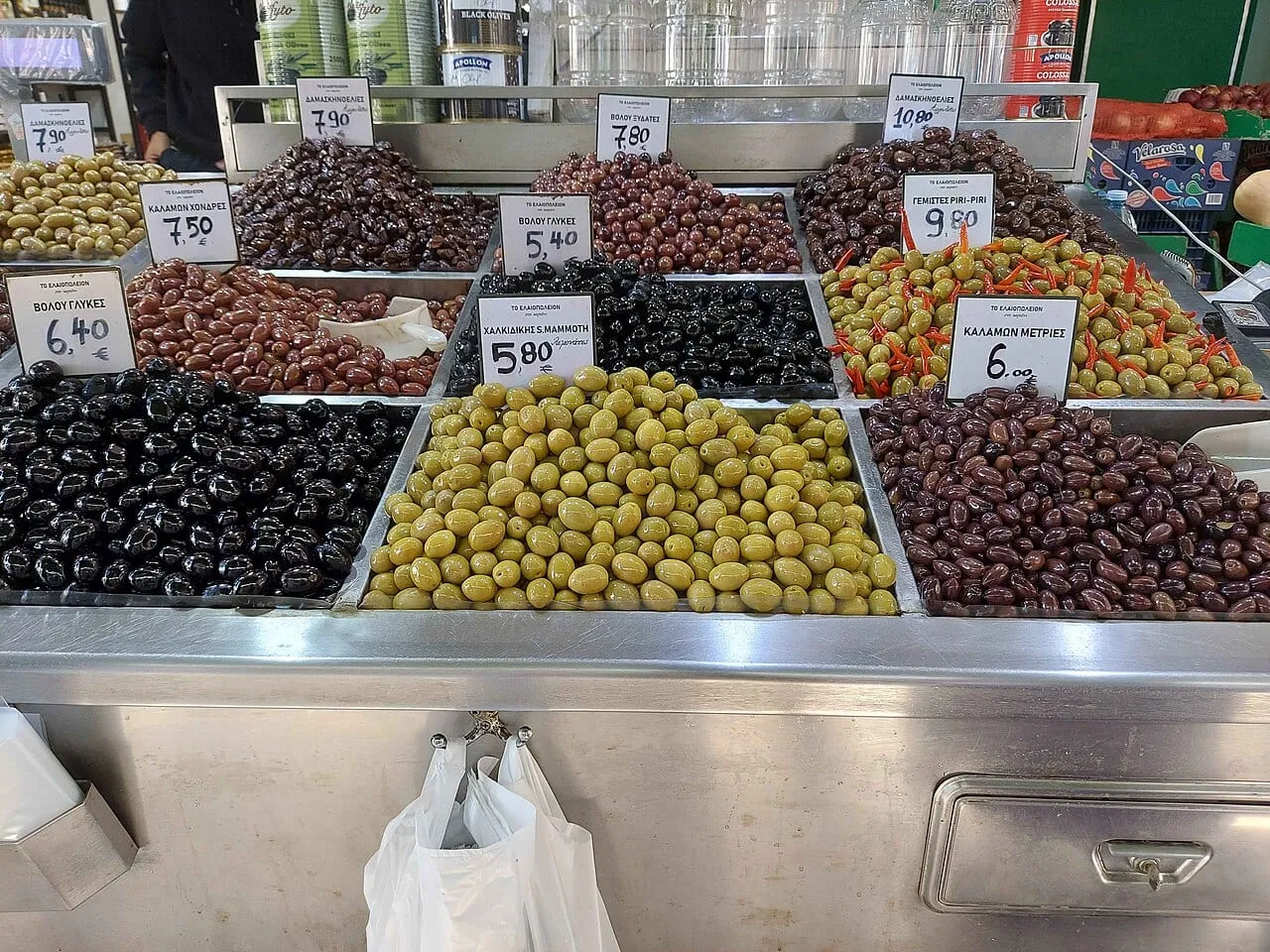 Stoisko z różnymi rodzajami oliwek na targu Kapani w Salonikach