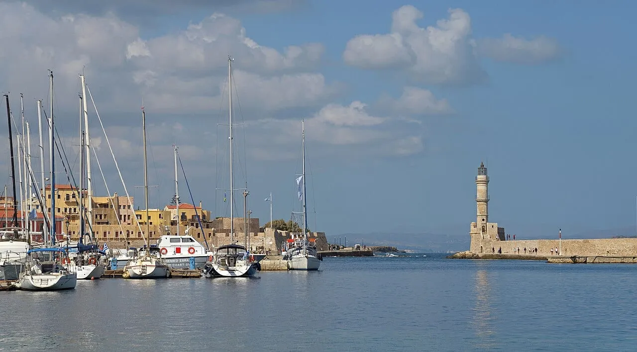 Wenecki port i latarnia morska w Chanii na Krecie