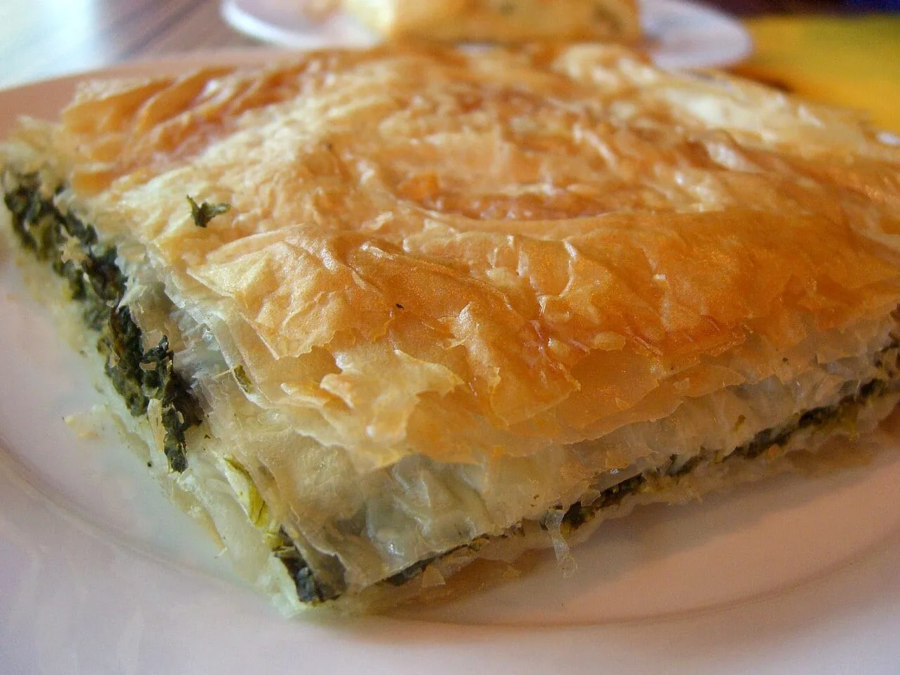 Spanakopita, ciasto filo nadziewane szpinakiem i serem feta