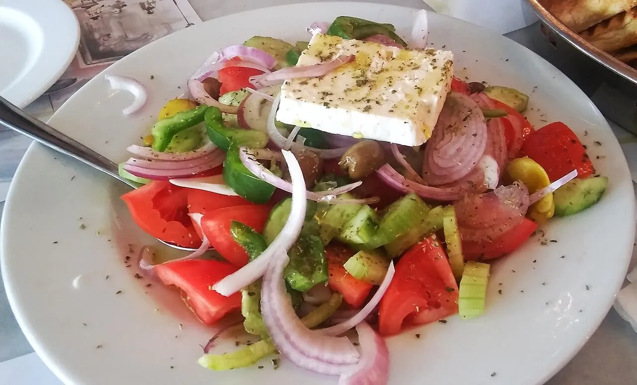 Grecka sałatka horiatiki z pomidorami, ogórkiem, oliwkami i serem feta