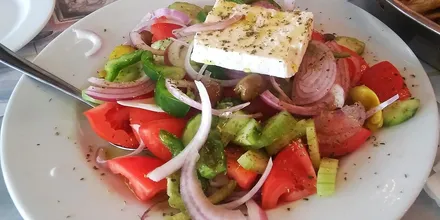 Grecka sałatka horiatiki z pomidorami, ogórkiem, oliwkami i serem feta
