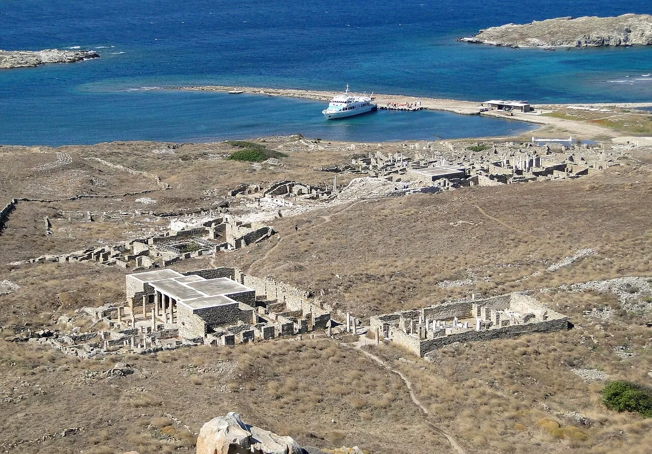 Dzielnica teatralna na Delos widziana ze wzgórza Kynthos