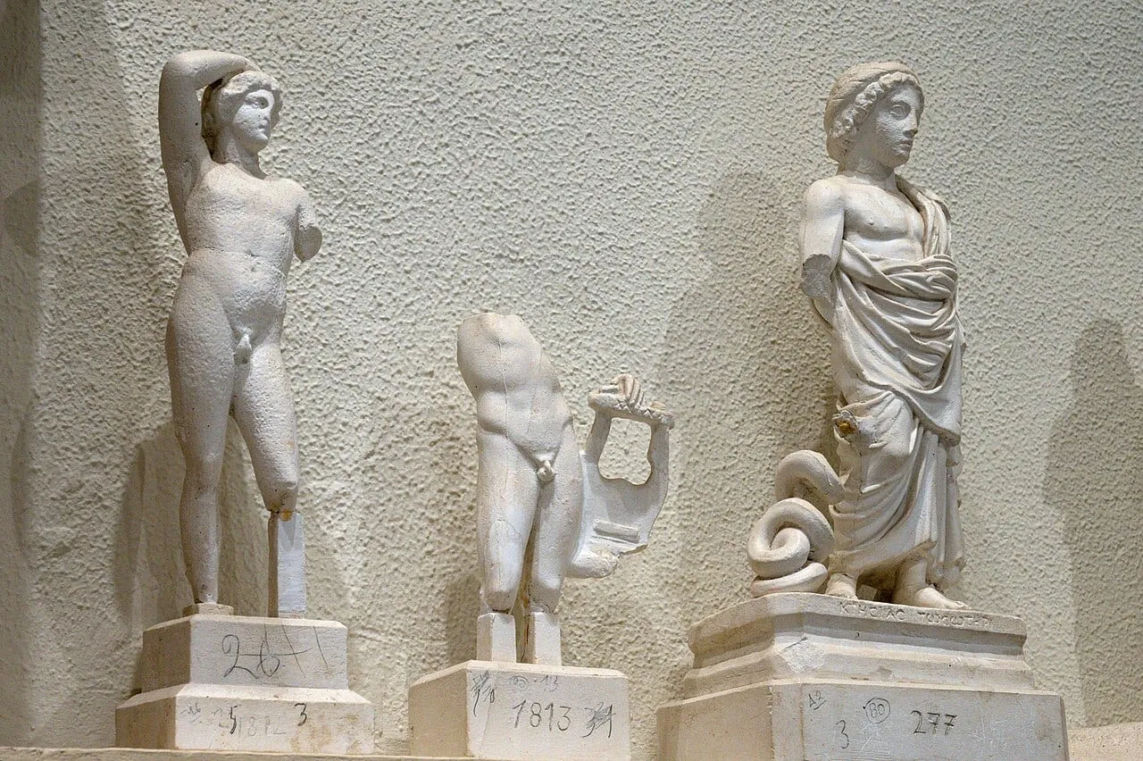 Rzeźby Asklepiosa i jego rodziny w muzeum archeologicznym w Epidauros