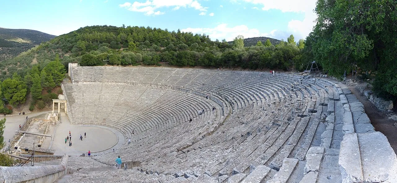 Panorama teatru w Epidauros z widownią wtopioną w zbocze wzgórza