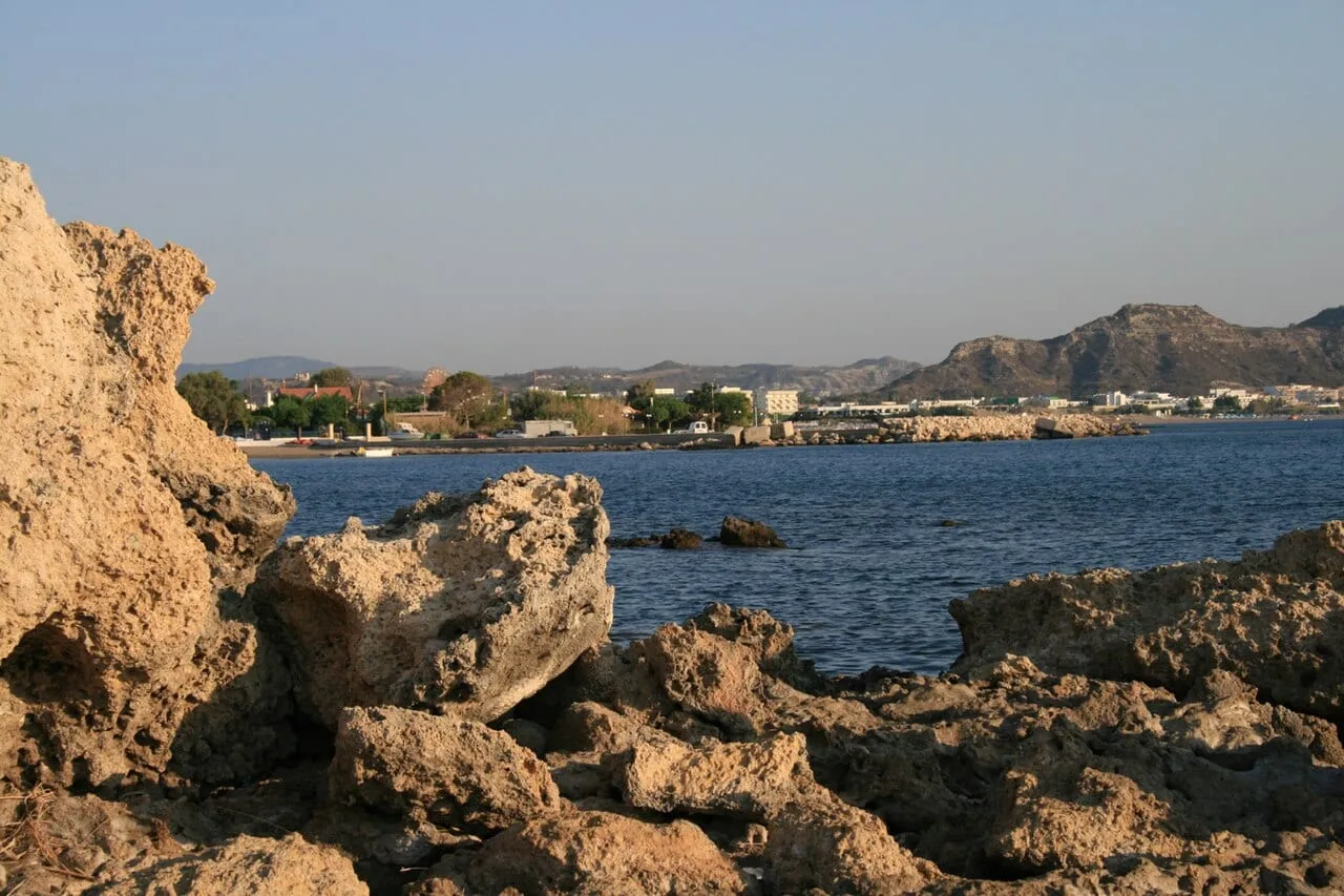 Skalisty brzeg i zatoka w okolicy Faliraki na Rodos