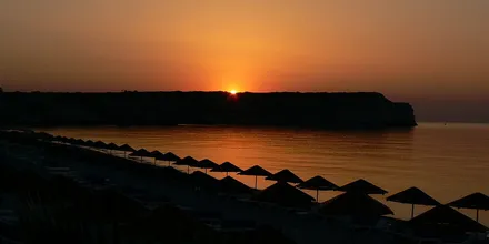 Zachód słońca nad wybrzeżem Rodos i plażą w okolicy Faliraki