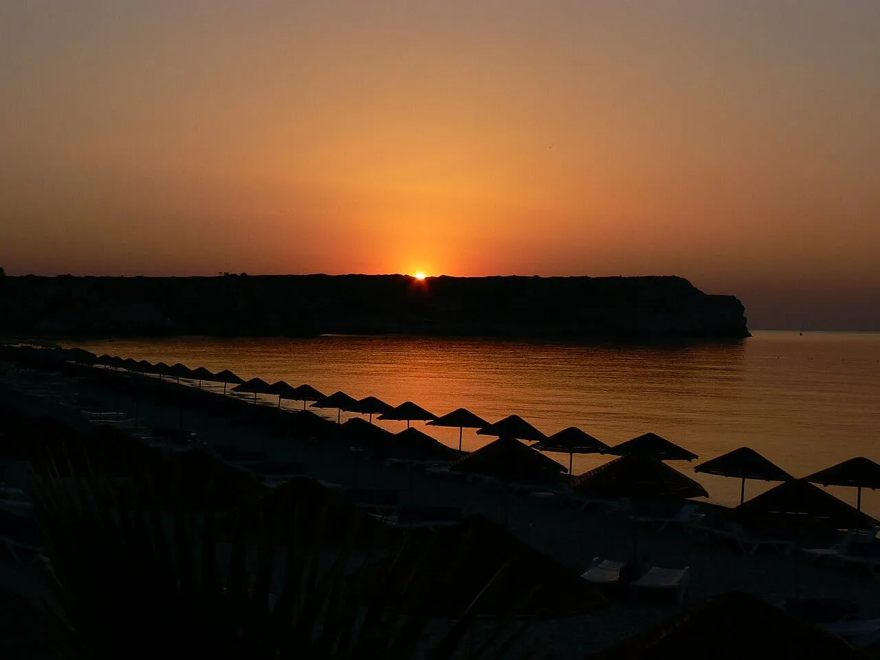 Zachód słońca nad wybrzeżem Rodos i plażą w okolicy Faliraki